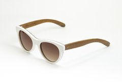 anteojos de sol de madera (patillas) y acetato (frente) con lentes polarizados. Estilo cateyes marca Nomade. vista medio perfil