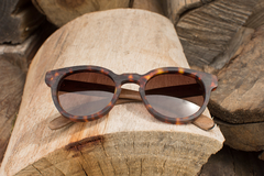 anteojos de madera (patillas) y acetato (frente) color carey de forma redondeada con lentes de sol polarizados modelo Chalten marca Nómade (vista de frente)
