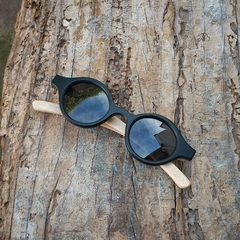 anteojos de madera y acetato colore negro con lentes grises modelo Liverpool marca Nómade. Gafas de sol redondas de tamaño pequeño