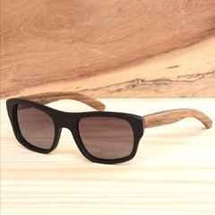 anteojos de madera (patillas) y acetato (frente) color negro de forma rectangular con lentes de sol polarizados modelo Córcega marca Nómade 