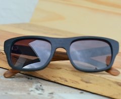 anteojos de madera (patillas) y acetato (frente) color negro rectangular con lentes de sol polarizados modelo Córcega marca Nómade (vista de frente)