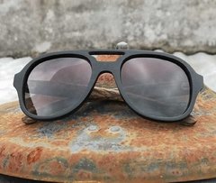 anteojos de sol de madera (patillas) y acetato negro ( frente) con lentes polarizados. Estilo aviador marca Nómade- Vista de frente