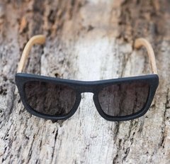 anteojos de sol de madera (patillas) y acetato (frente) color negro terminación mate de forma rectangular modelo Tulum marca Nómade vista cenital