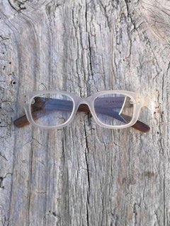 anteojos de madera (patillas) y acetato (frente) color cristal con forma rectangular para lentes de aumento modelo trento marca Nomade  ( vista de frente)