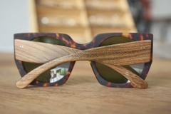 Anteojos de sol de madera (patillas) y acetato (frente) simil carey estilo oversized modelo Leblon marca Nómade vista posterior
