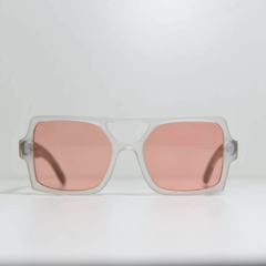 anteojos de madera (patillas) y acetato (frente) color cristal estilo oversized con lentes tintados color rojo categoría 2 modelo Elton marca Nomade 