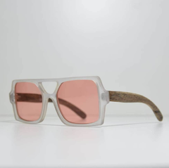 anteojos de madera (patillas) y acetato (frente) color cristal estilo oversized con lentes tintados color rojo categoría 2 modelo Elton marca Nomade  vista perfil izquierdo