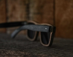 anteojos de sol de madera (frente) y acetato color negro (patillas) de forma rcetangular modelo Berna marca Nómade detalle patillas