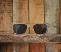 anteojos de sol de madera (frente) y acetato color negro (patillas) de forma rcetangular modelo Berna marca Nómade vista frente