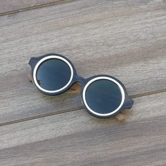 anteojos de sol de madera y acetato color negro y blanco modelo Anthony estilo redondo marca Nómade