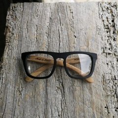 anteojos de madera (patillas) y acetato color negro mate (frente) para colocar lentes de aumento de forma rectangular modelo Tulum marca Nómade