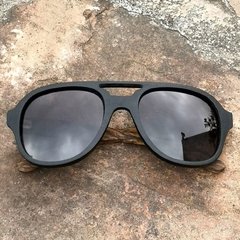 anteojos de sol de madera (patillas) y acetato negro ( frente) con lentes polarizados. Estilo aviador marca Nomade- Vista de frente