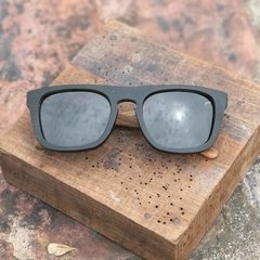 anteojos de sol de madera (patillas) y acetato (frente) color negro terminación mate de forma rectangular modelo Tulum marca Nómade