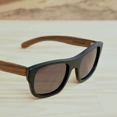 anteojos de madera (patillas) y acetato (frente) color negro rectangular con lentes de sol polarizados modelo Córcega marca Nómade (vista de costado derecho)
