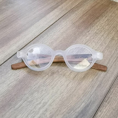 anteojos de madera (patillas) y acetato (frente) color cristal y forma redondeada para lentes de aumento modelo Liverpool marca Nomade  ( vista de frente)