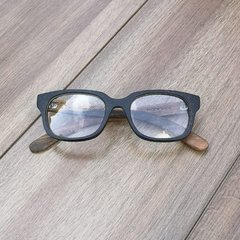 anteojos de madera (patillas) y acetato (frente) color negro con forma rectangular para lentes de aumento modelo trento marca Nomade  ( vista de frente)