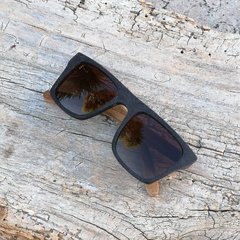 anteojos de sol de madera (patillas) y acetato (frente) con lentes polarizados modelo Milan-marca Nómade