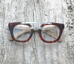 anteojos de madera (patillas), acetato (frente) simil carey y puente de acero inoxidable para colocar lentes de aumento modelo Ankara marca Nómade