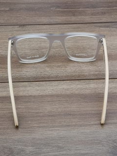 anteojos de madera (patillas) y acetato (frente) color cristal de forma rectangular para colocar lentes de aumento modelo Milan marca Nómade ( vista posterior)