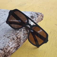 anteojos de madera (patillas) y acetato (frente) color negro tipo aviador con lentes de sol polarizados modelo Barker marca Nómade (vista de frente inclinado)