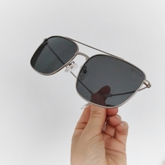 anteojos de sol de metal color cromo estilo aviador rectangular con lentes de sol color gris modelo La Juanita marca Nomade