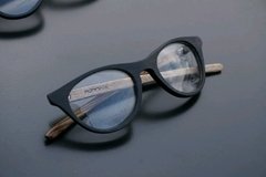 anteojos de madera (patillas) y acetato (frente) para colocar lentes de aumento modelo Niza. Marca Nómade