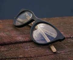 anteojos de madera (patillas) y acetato (frente) para colocar lentes de aumento modelo Niza. Marca Nómade