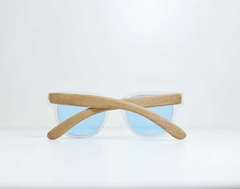 anteojos de madera (patillas) y acetato color cristal (frente) con lentes azules modelo Munich marca Nómade