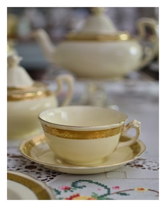 Trío de té de loza inglesa Crown Ducal oro