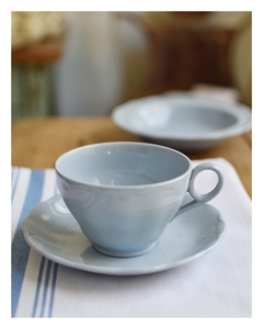 Taza de té con plato de loza inglesa celeste Grindley Lupin petal