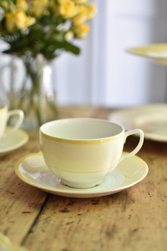 Taza de té con plato de loza inglesa Johnson Bros amarillo pastel