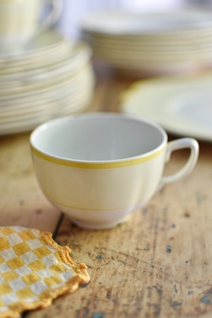 Taza de té sin plato de loza inglesa Johnson Bros amarillo pastel (mini chip en el borde, ver foto)