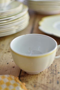 Taza de té sin plato de loza inglesa Johnson Bros amarillo pastel (mini chip en el borde, ver foto) - comprar online