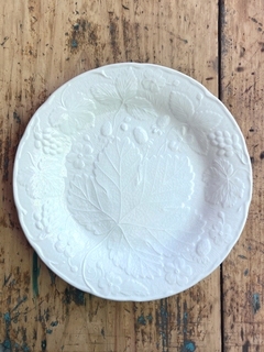 Plato masitero de loza inglesa Burleigh blanco con diseño en relieve 25 cm - comprar online