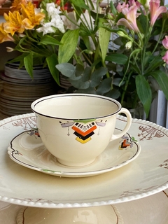 Taza de té con plato de loza inglesa art decó