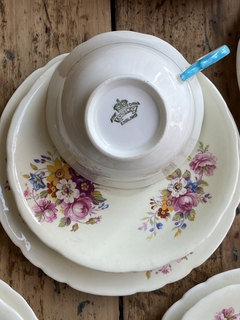 Imagen de Trío de té de porcelana inglesa Aynsley (taza de té con plato y plato de postre)