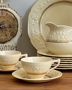 Taza de té con plato de loza inglesa Crown Ducal marfil y dorado (con craquel característico de la loza antigua, ver fotos)