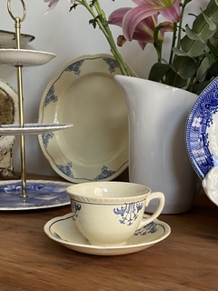 Taza de té con plato de loza inglesa Woods Ivory marfil y azul