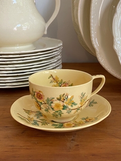 Taza de té con plato de loza inglesa Johnson Bros Goldendawn con flores