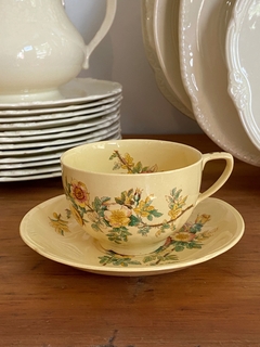 Taza de té con plato de loza inglesa Johnson Bros Goldendawn con flores en internet