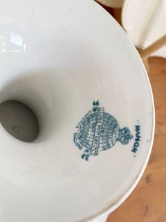 Frutera con pie de loza inglesa Globe Pottery (22,5 cm de diámetro x 14 cm de alto) - comprar online