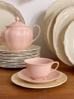 Taza de té con plato de loza inglesa rosa Johnson Bros Rosedawn (mini chip en el dorso del plato, ver foto)