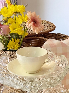 Taza de té con plato de loza inglesa Grindley creampetal