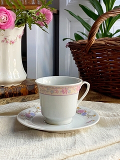 Taza de té con plato de porcelana china combinada