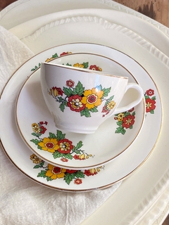 Trío de té de loza inglesa Midwinter (taza de té, plato de té y plato de postre 18 cm)