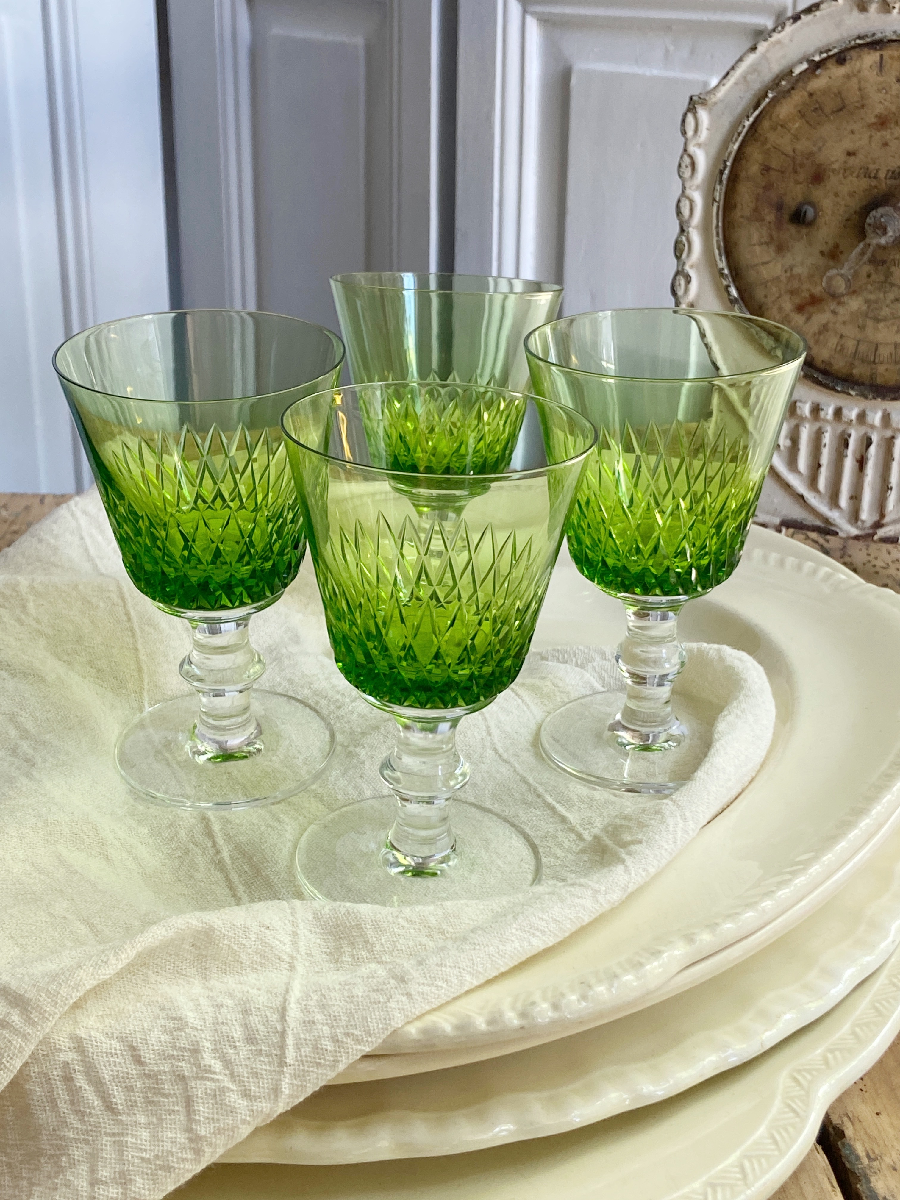 9 copas verde talladas para vino blanco (miden 12 cm x 7 cm)