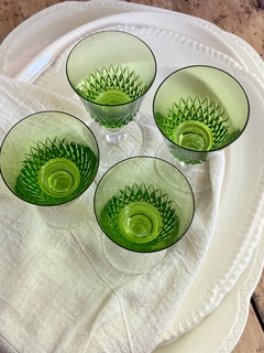9 copas verde talladas para vino blanco (miden 12 cm x 7 cm) - comprar online