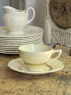 Taza de té con plato de loza inglesa Crown Ducal Florentine marfil y dorado - comprar online