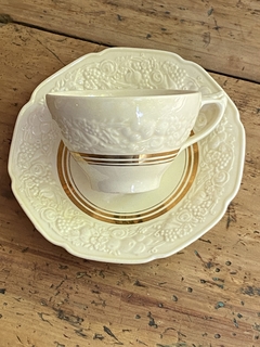 Taza de té con plato de loza inglesa Crown Ducal Florentine marfil y dorado