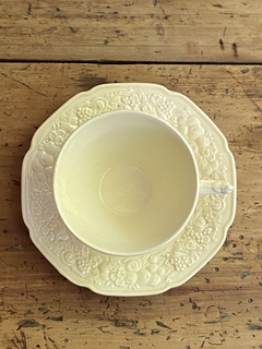 Taza de té con plato de loza inglesa Crown Ducal Florentine marfil y dorado en internet